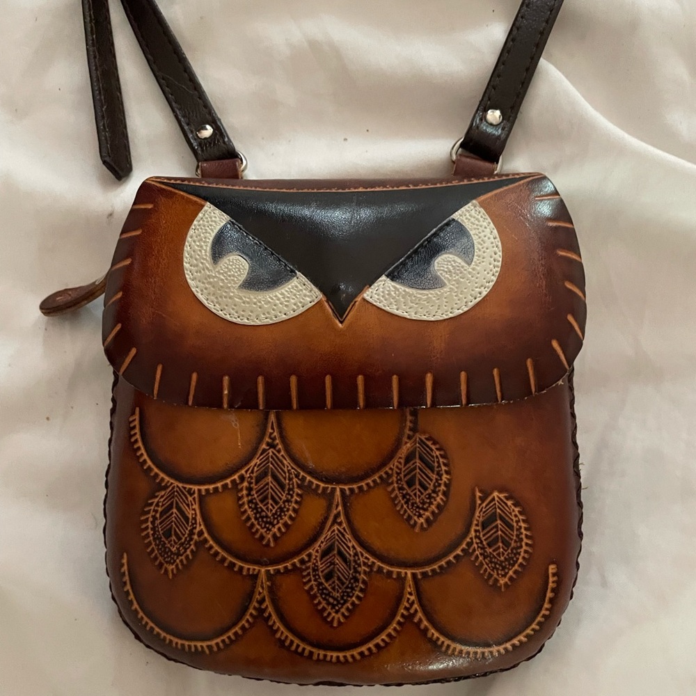 Whimsical Owl Genuine Leather Crossbody Purse Brown with zipper & magnetic flap - Picture 2 of 9